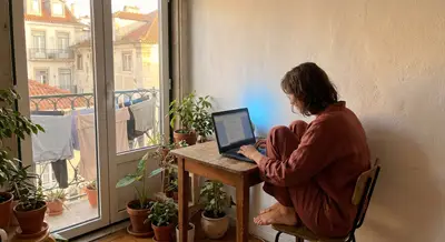 Quietly Owning Your Workday: Remote Rhythm for Long-Term Nomads